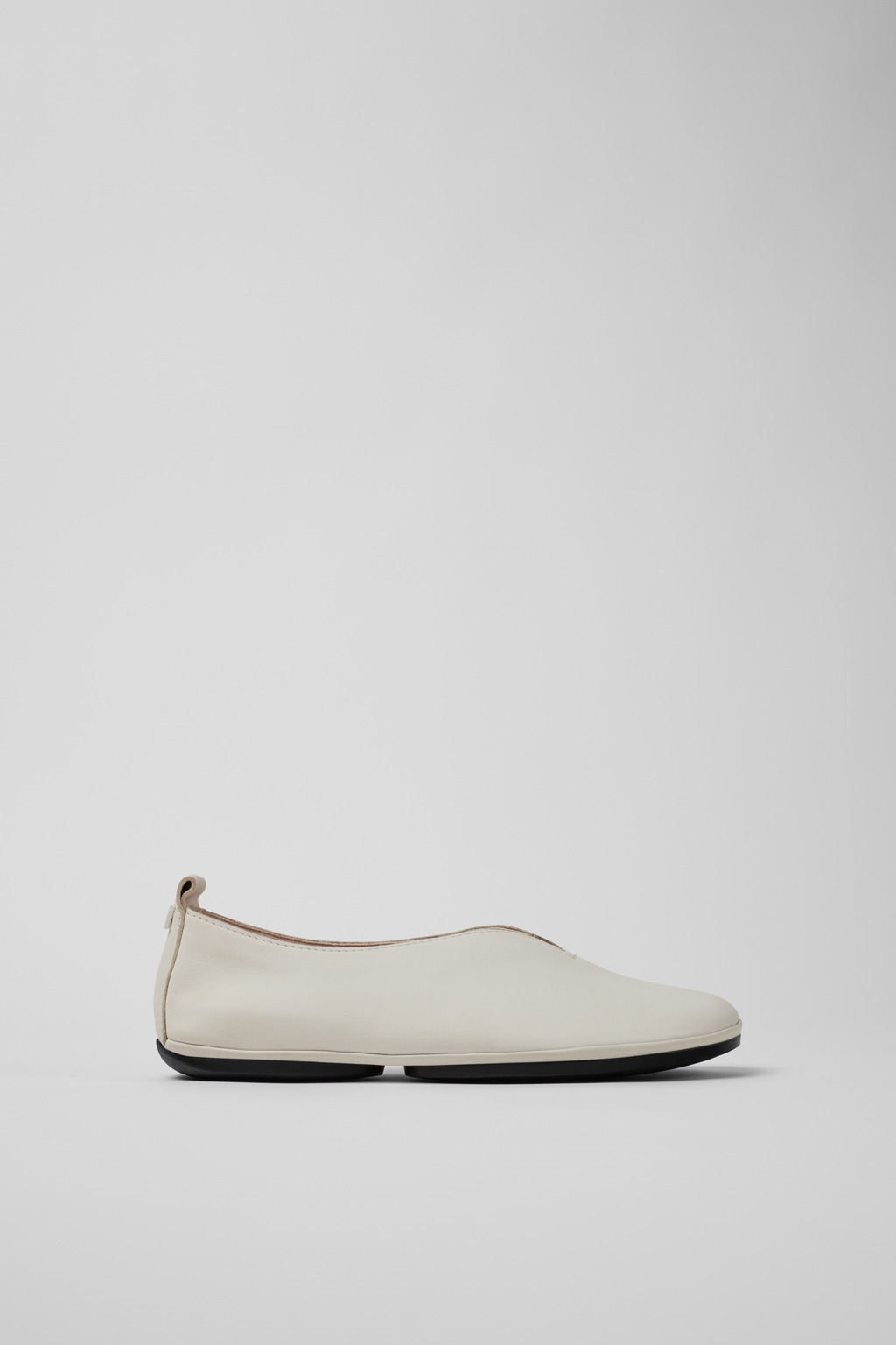 Right Nina White Leather Ballerina Shoes for Women. - Image 2