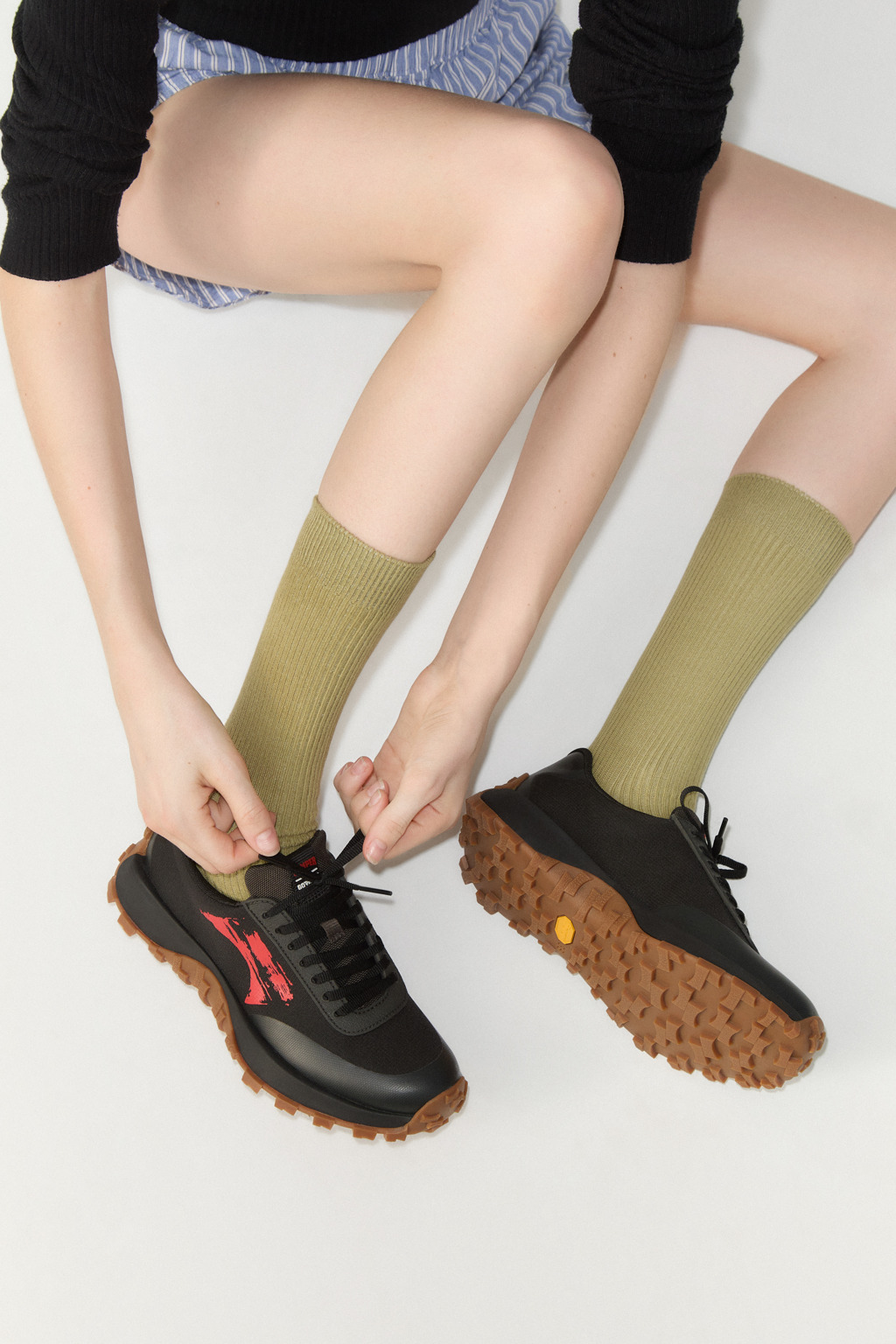 Drift Trail GORE-TEX Black and Gray Stitch-Free Sneakers for Women. - Image 2