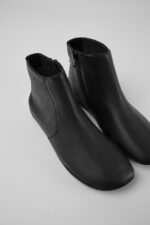Right Black ankle boot for women