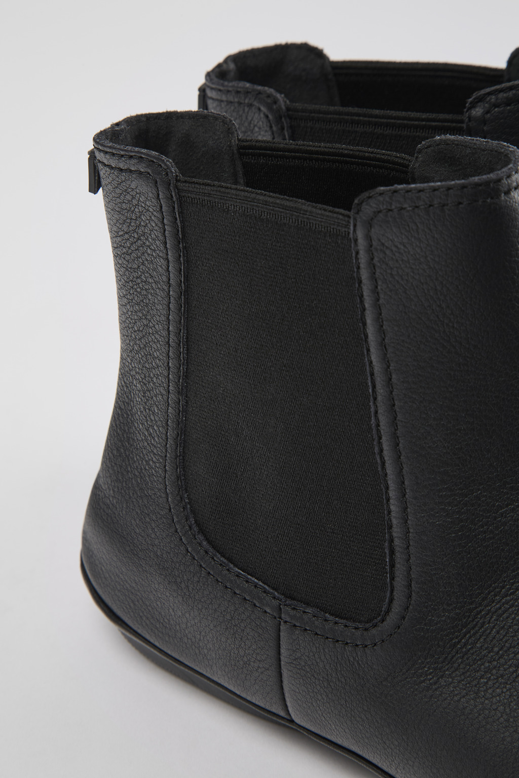 Right Black leather boots for women