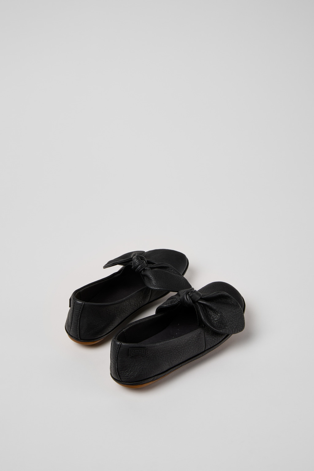 Right Nina Black Leather Ballerinas for Kids. - Image 3